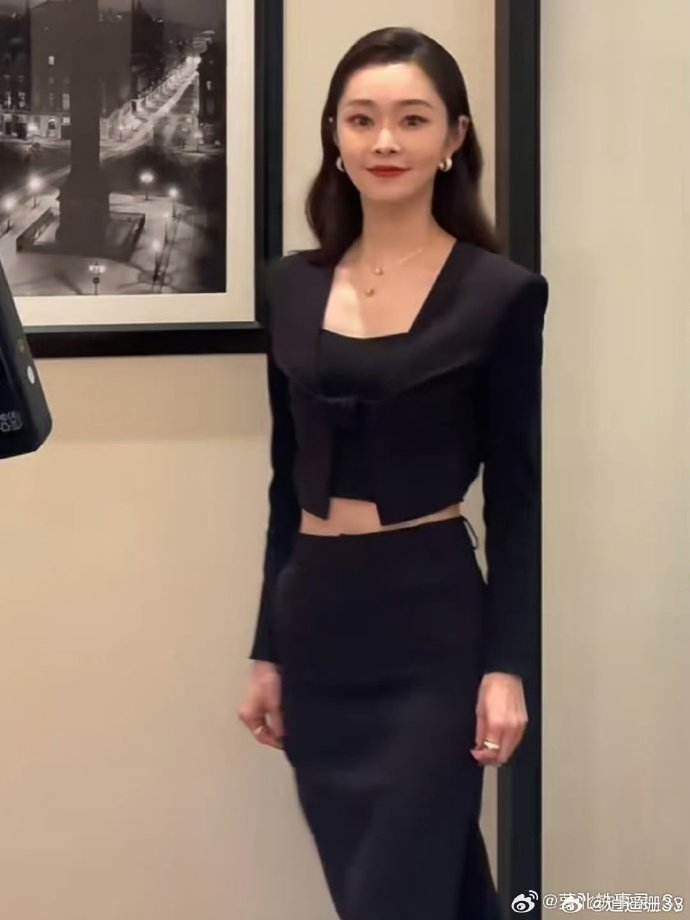 宋轶今天重庆线下活动状态满分一身黑色套装太美了