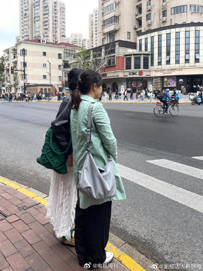 上海街头偶遇卢昱晓和妈妈录节目妈妈侧颜惊艳网友直呼颜值爆表