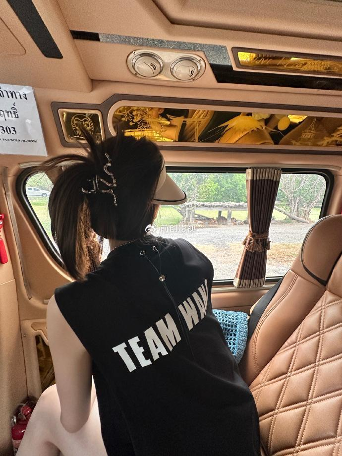 张馨月带娃逛动物园,3岁luna胆大抱老虎喂奶,小脸