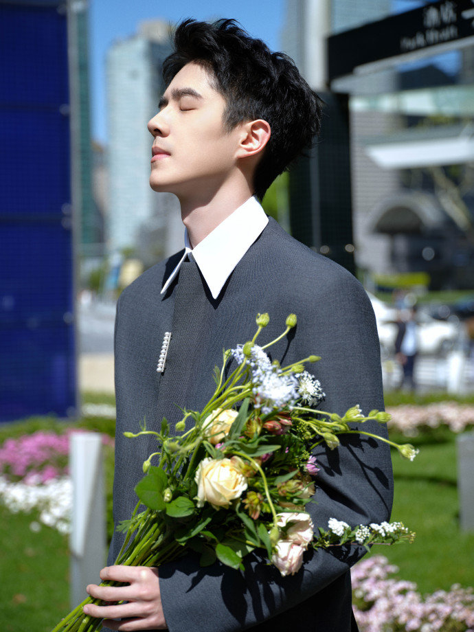 定格于镜头之中思绪沉潜北京国际电影节刘昊然西装捧花帅的
