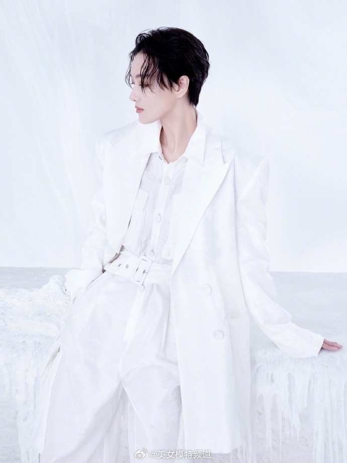 张馨予留复古短发又酷又飒 冰雪妆配黑白西装气质清冷