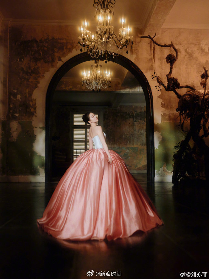 刘亦菲绽放的花瓣裙