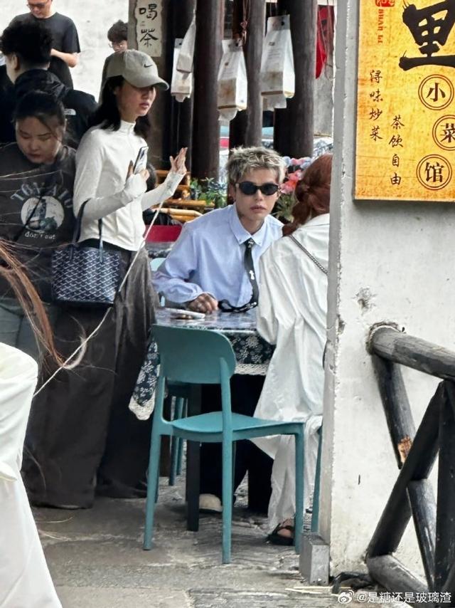 殷世航古镇为女友拍照，同框照显甜蜜身高差