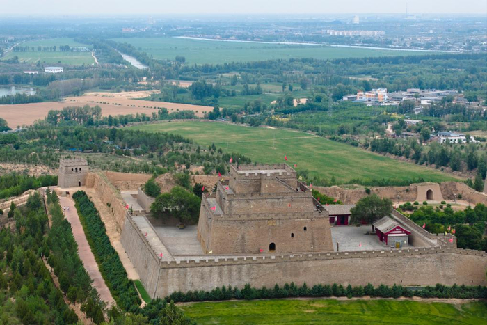 被绿色环绕的榆林镇北台(无人机照片).