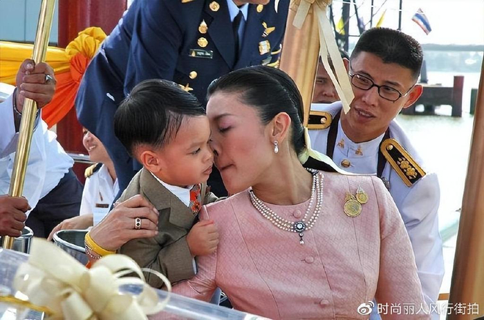 泰国18岁提帮功王子变这么帅？模特身材风度翩翩，西拉米有指望了__财经头条__新浪财经
