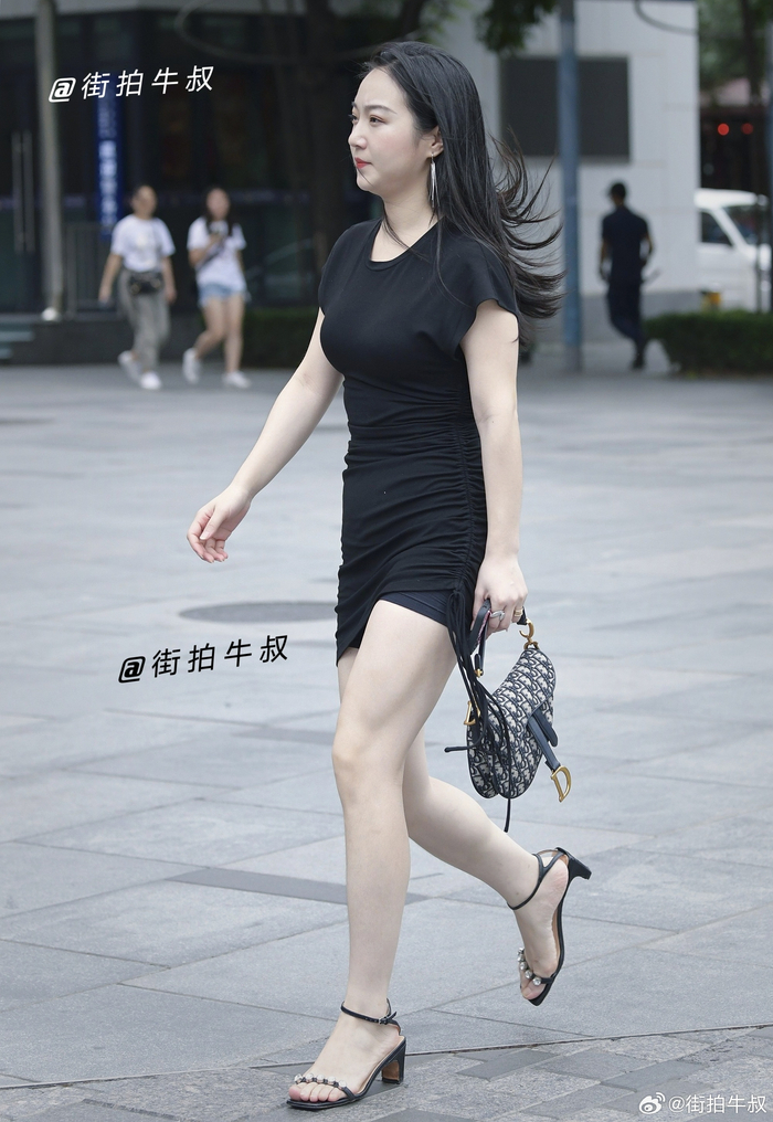 亮钻高跟凉鞋搭配黑色短裙成熟漂亮
