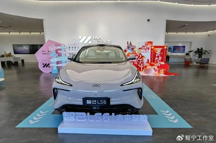 五方桥的新能源品牌店多由传统燃油车经销商转型而来,他们深知转型并