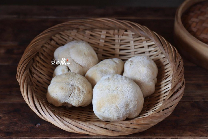 食材:新鲜猴头菇3朵,排骨2根,当归1片,桂枝1撮,枸杞1撮,味精1小匙,盐1