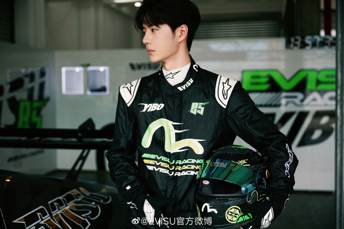 王一博赛车手酷炫大片来袭定制赛车服好帅