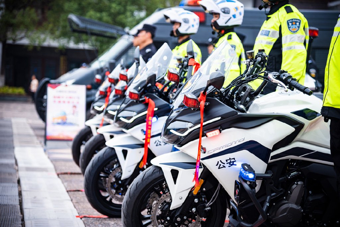 崀山铁骑震撼亮相新宁公安举行交警铁骑警务启动仪式