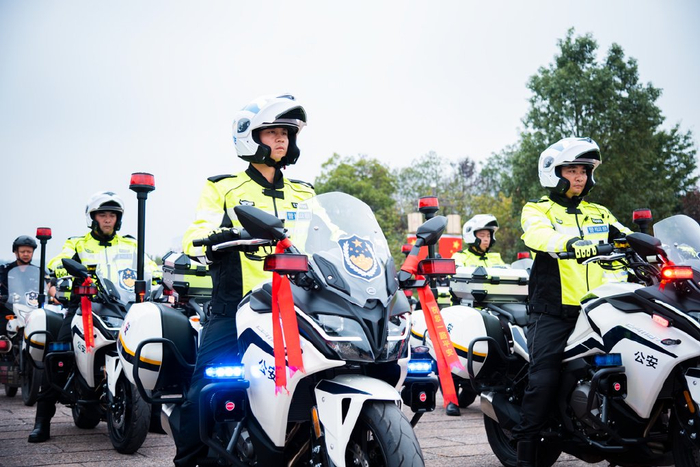 崀山铁骑震撼亮相新宁公安举行交警铁骑警务启动仪式