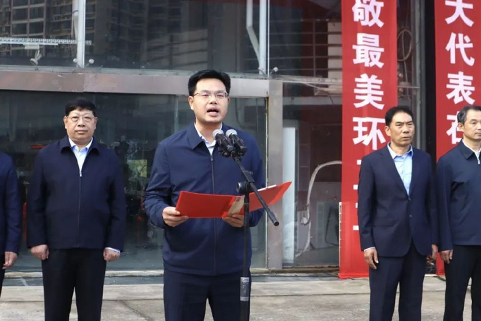 活动现场市人大常委会副主任贾松啸,市政府副市长张志强,市城管局局长