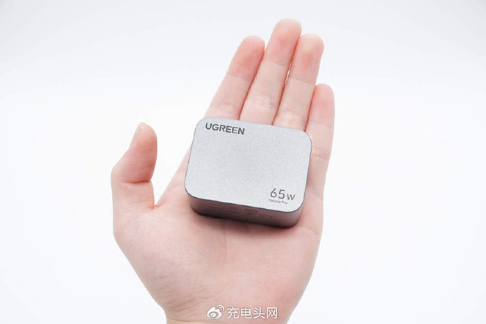轻灵小巧pd65w快充绿联闪充湃pro65w氮化镓充电器评测