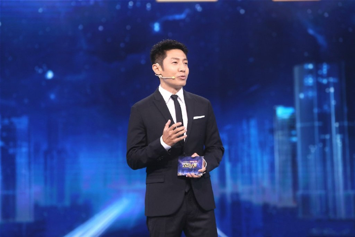 撒贝宁素颜出镜被偶遇,高清怼脸自拍照曝光,头发已经白了不少|撒贝宁