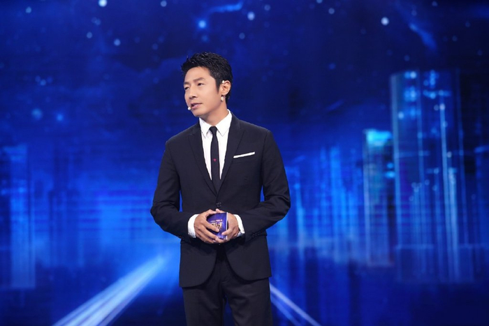 撒贝宁素颜出镜被偶遇,高清怼脸自拍照曝光,头发已经白了不少|撒贝宁