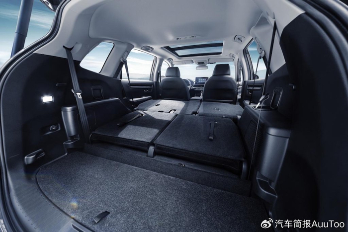 露营或是垂钓的时候,皓影将后排座椅放倒,还能让车内变成一个diy"观景