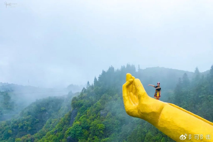 雨中的玉塔茶场别样美,雾锁飞瀑如注,而这个佛手是最佳取景点