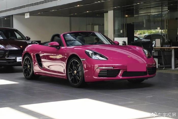 其次,保时捷718 boxster这款车型,也从多维度迎合了一众年轻小姐姐的