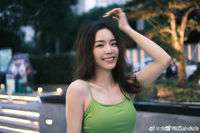 管泽元化身摄影大师,余霜晒美照奖励老公:加鸡腿!