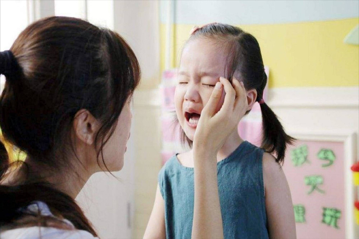 孩子发脾气时,两种处理方式危害最大,但多数父母都"踩雷"了