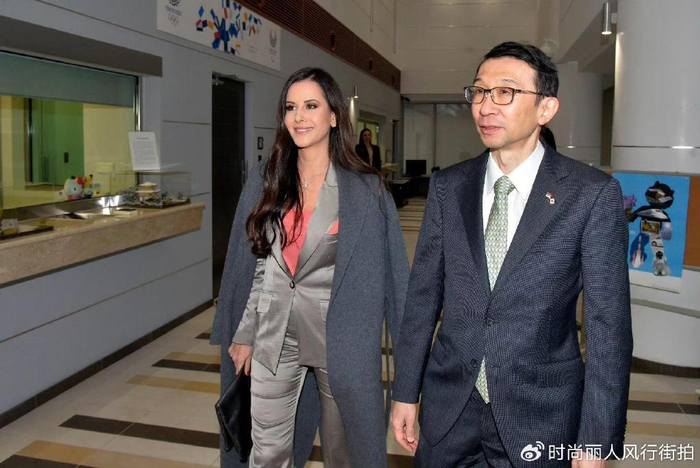 穿露肩小金裙出席音乐会好惊艳,美如女明星|武契奇