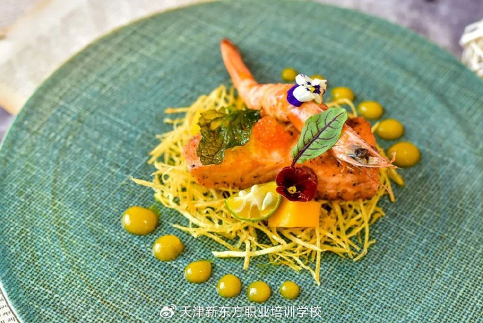 摆盘方式:用挤汁瓶将酱料以斑点形式点缀在盘子中央或者食材旁边,会
