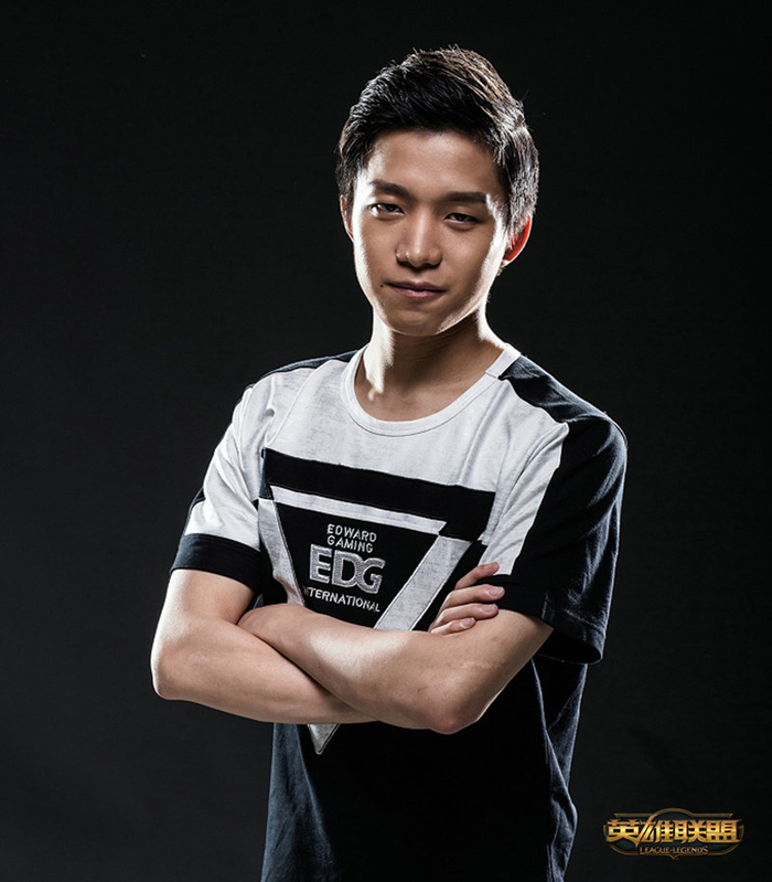 edg主教练clearlove今天出场换了个寸头发型