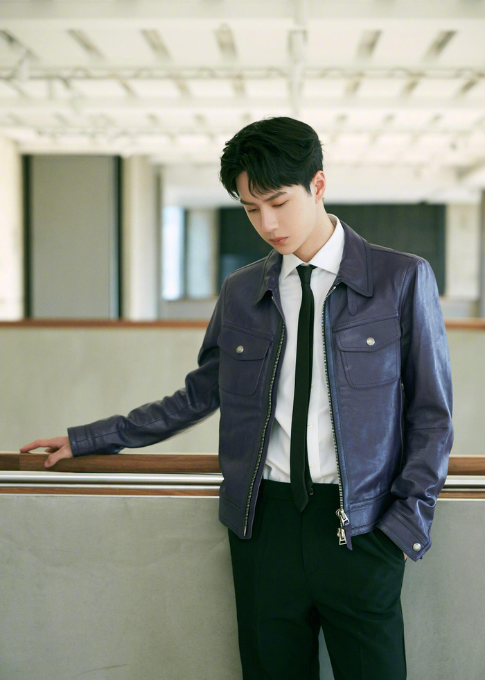 王一博华彩少年造型公开穿皮衣的阳光少年