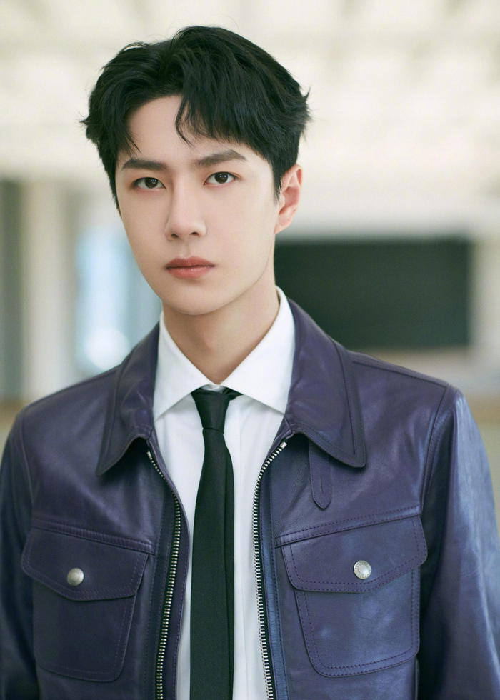 王一博华彩少年造型公开穿皮衣的阳光少年