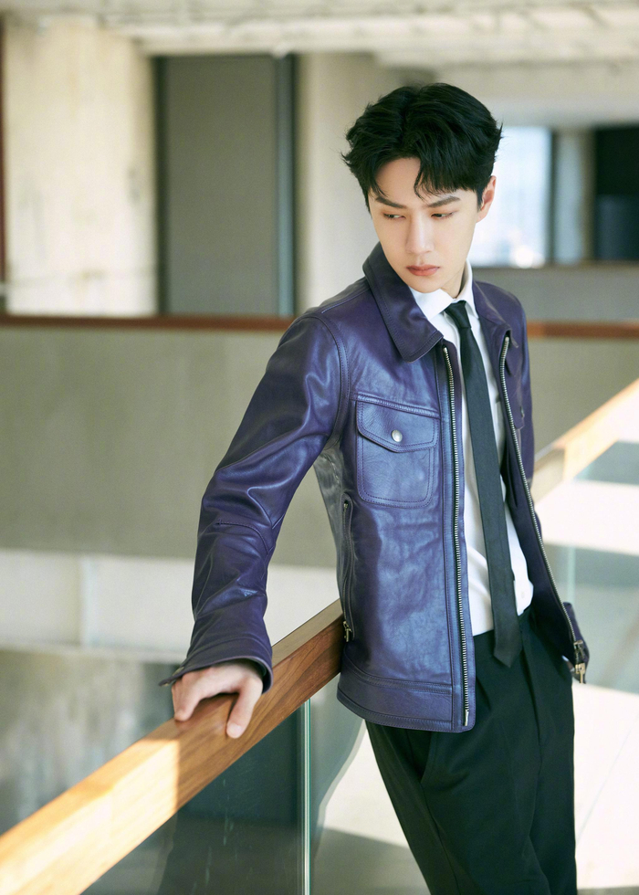 王一博华彩少年造型公开穿皮衣的阳光少年