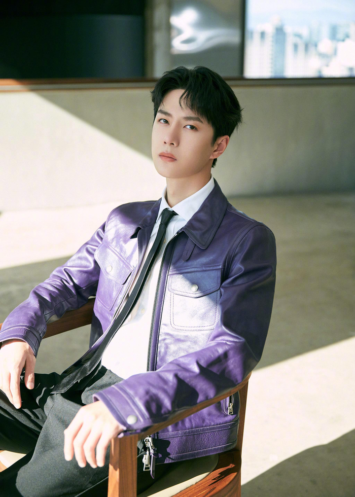 王一博华彩少年造型公开穿皮衣的阳光少年