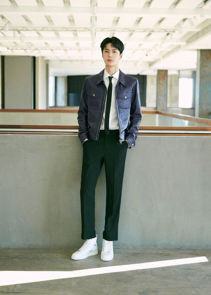 王一博华彩少年造型公开穿皮衣的阳光少年