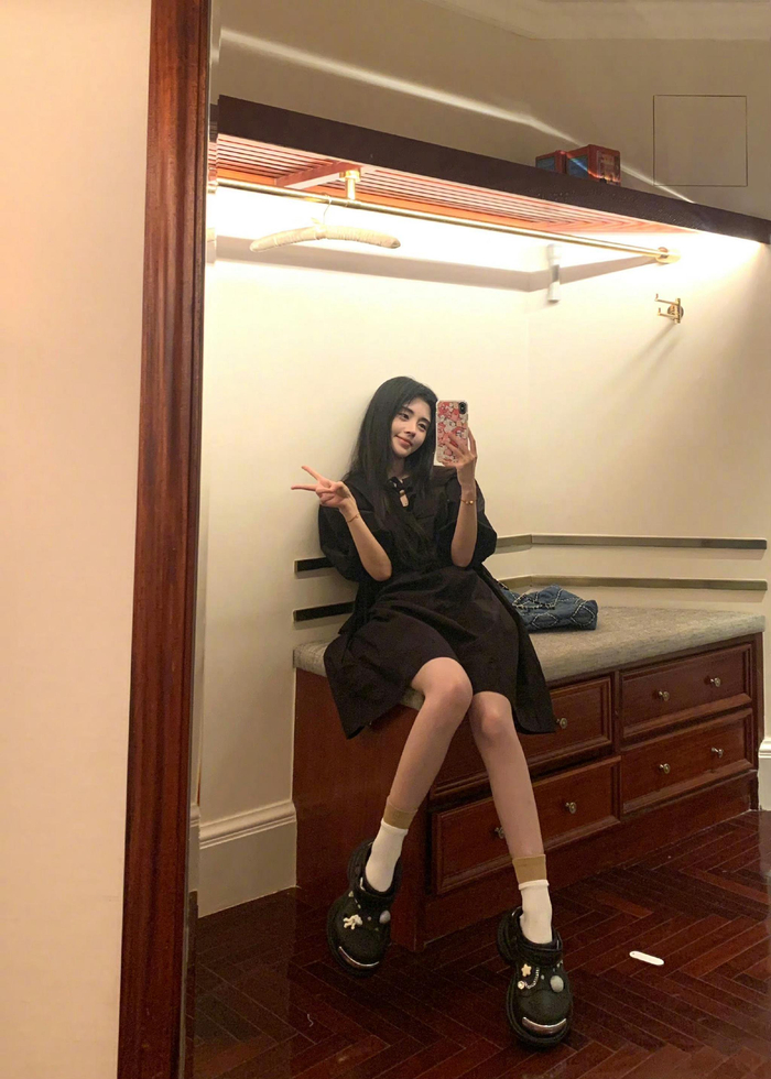 鞠婧祎的腿在鞋面前简直太细了虽然本来就是又到了穿洞洞鞋的时候啦