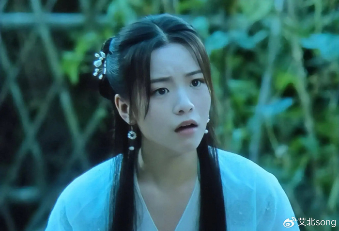 她当年在《小欢喜》里面演高中生"英子",与陶虹这样实力派对戏也是