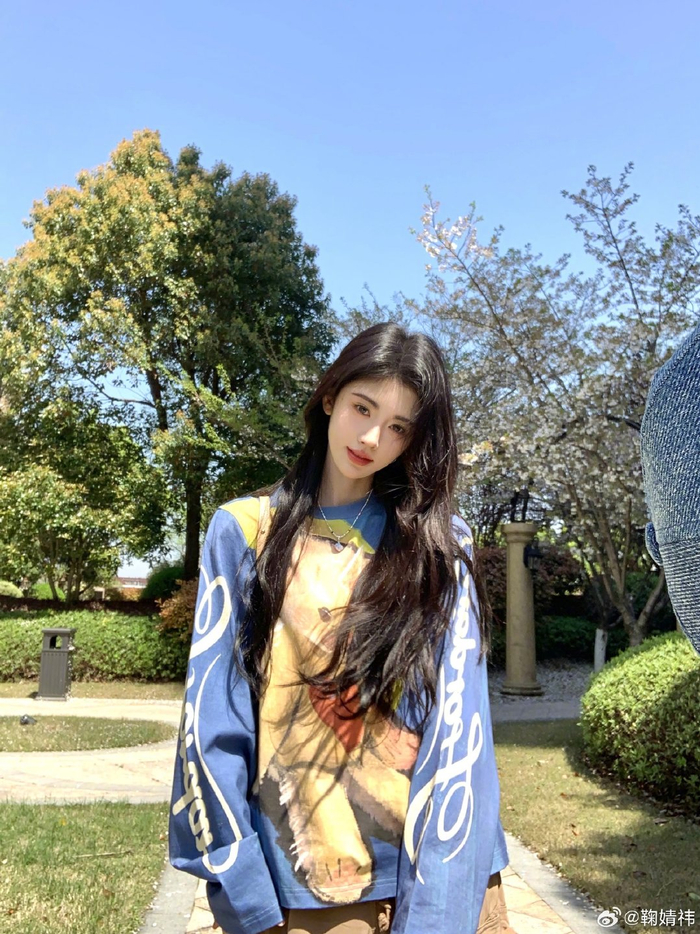 牵住美女鞠婧祎的发丝是不是就能牵住整个春天