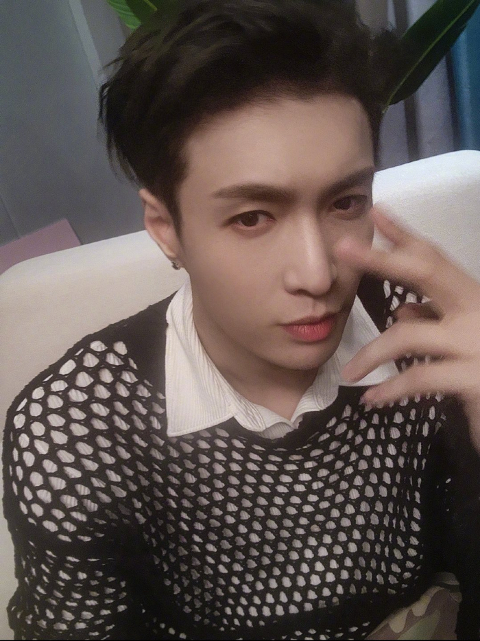 张艺兴最新自拍照来啦 图3也是在比心吗