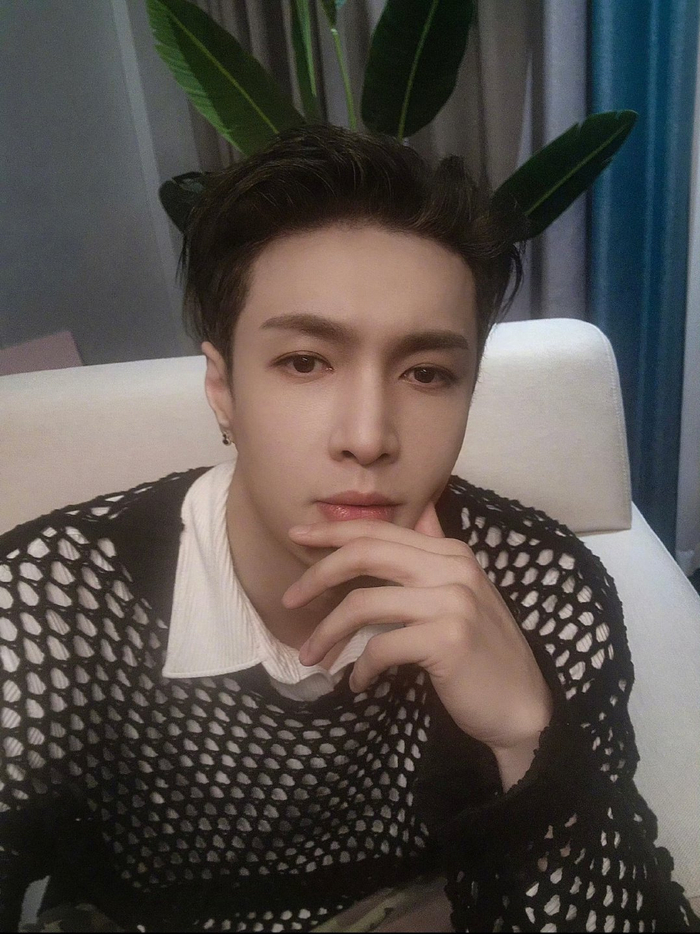 张艺兴最新自拍照来啦 图3也是在比心吗