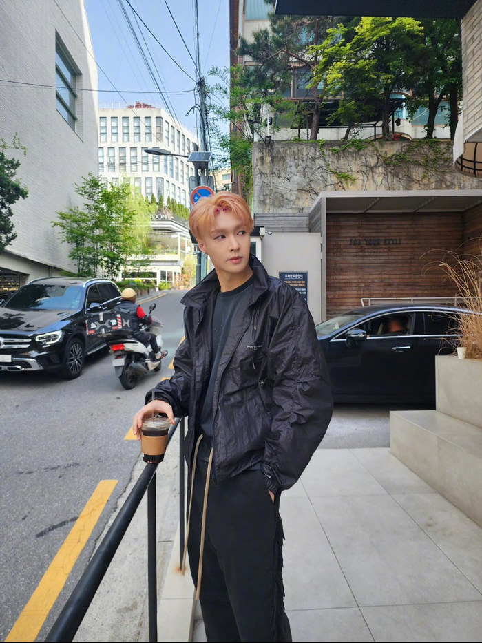 张艺兴最新自拍照来啦 图3也是在比心吗