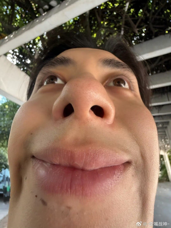 敖瑞鹏发搞怪自拍p掉鼻毛