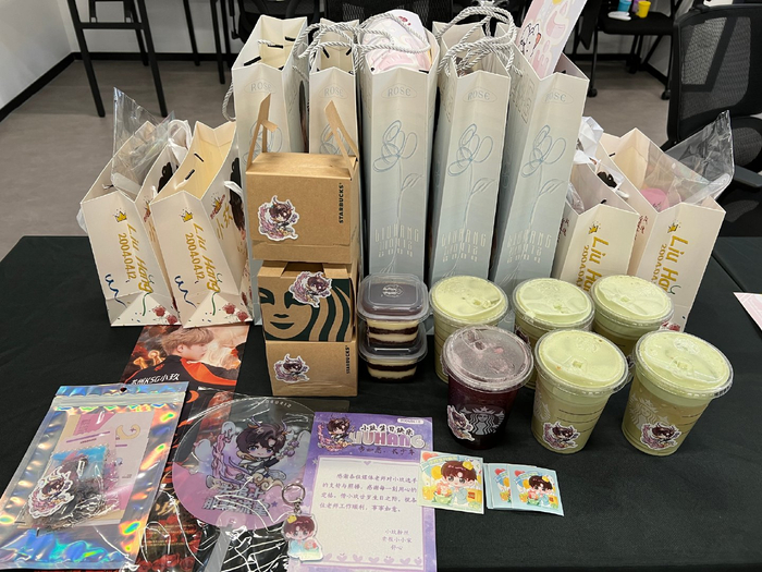 感谢澈霏宇洛送来的咖啡蛋糕和应援礼包提前祝苏州ksg小玖生日快乐