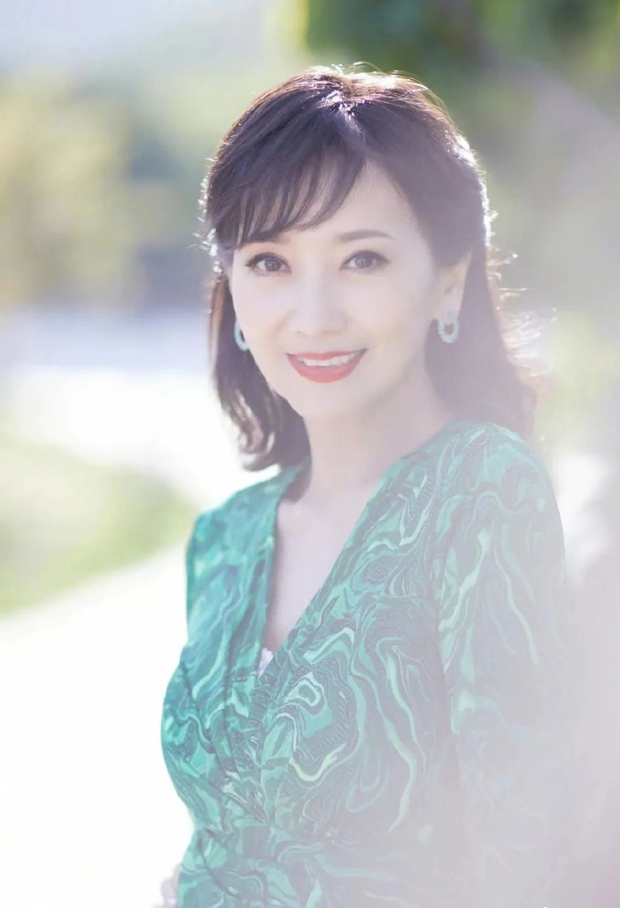 配合上逆光拍,在柔和的光线下既能提升照片的质感和氛围,还能起到柔化