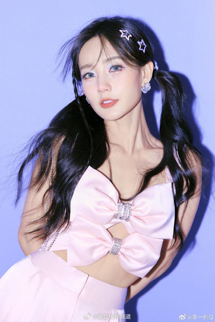 李一桐蓝色多巴胺元气大片 扎女团双马尾活力无限