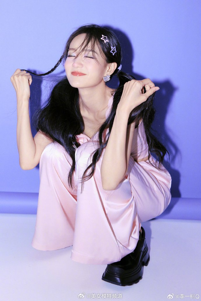 李一桐蓝色多巴胺元气大片 扎女团双马尾活力无限