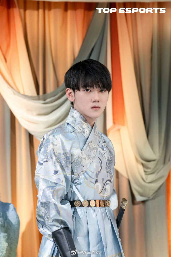 tes分享小天阿水古装照