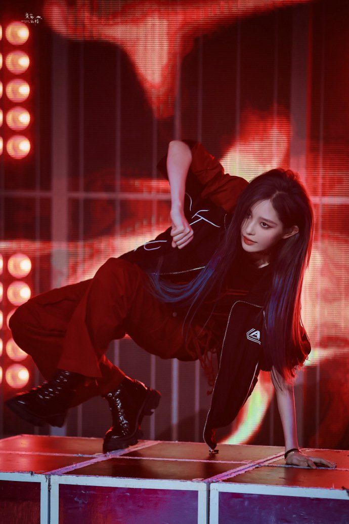 antidote明星同款丨snh48王奕黑红拼接凸显结构轮廓