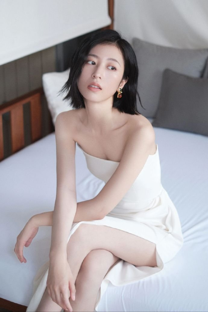 周雨彤抹胸开叉裙