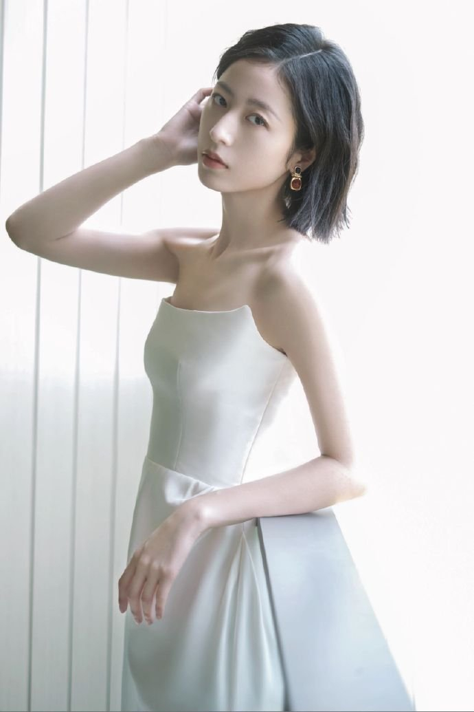 周雨彤抹胸开叉裙