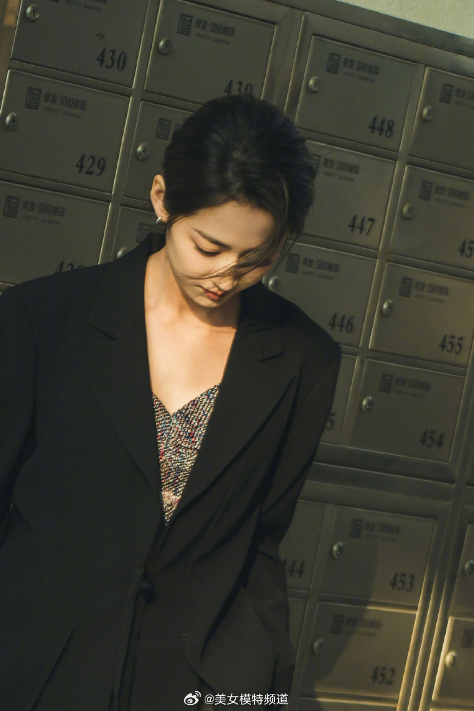 陈钰琪分享六宫格写真黑西装马尾造型清爽酷飒
