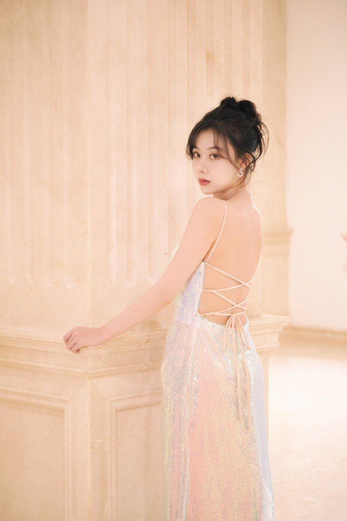 曹曦月文荣奖红毯造型,美貌好身材的姐姐优雅迷人