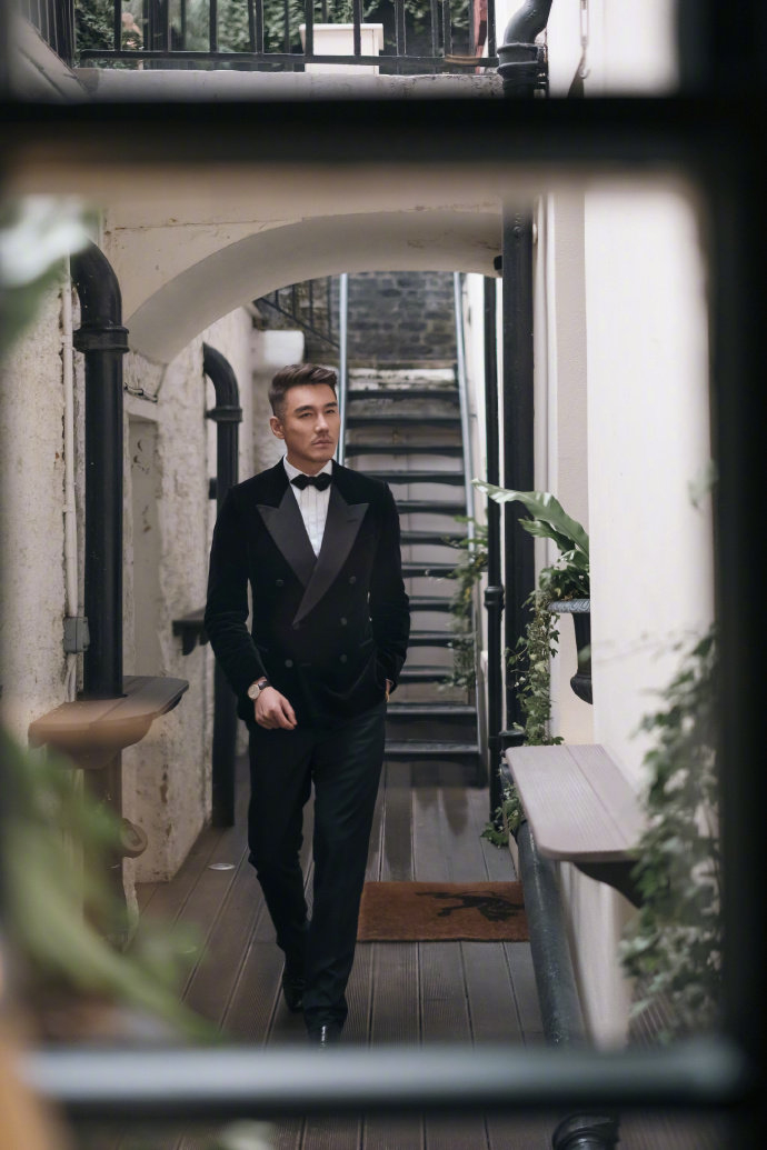 胡兵这套西装造型也太帅气了吧看起来温文尔雅也太绅士了